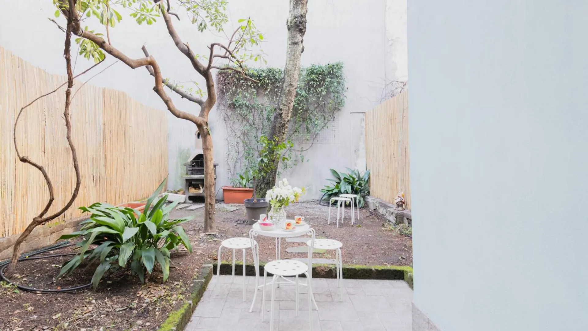 Easylife - Villa Privata Con Giardino A Nolo contacts